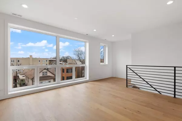 Chicago, IL 60625,4920 N WHIPPLE Street #2