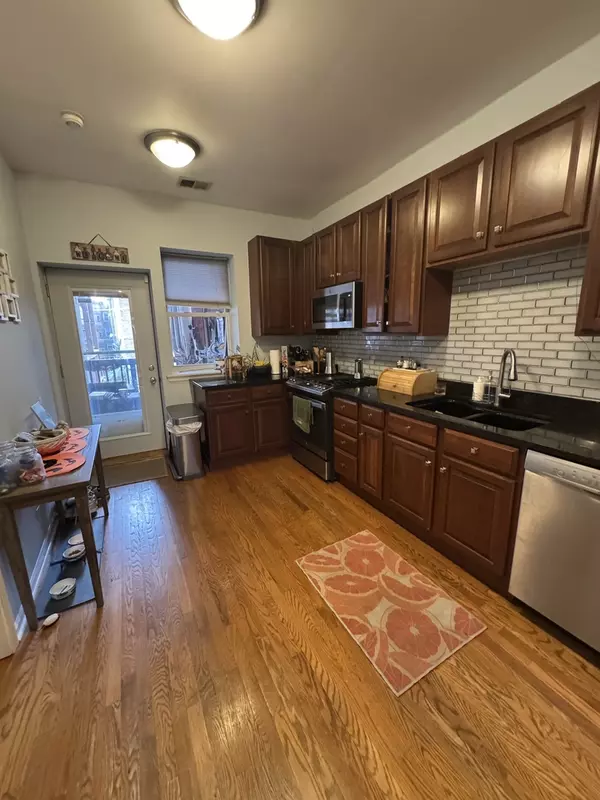 Chicago, IL 60640,4736 N Magnolia Avenue #2