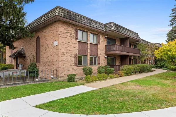 8000 Woodglen Lane #109, Downers Grove, IL 60516