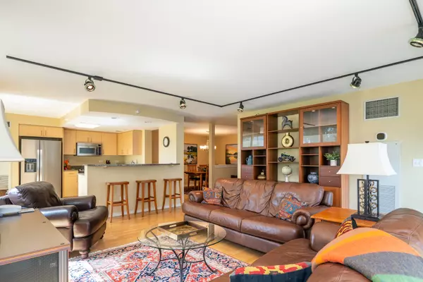 Evanston, IL 60201,1640 Maple Avenue #606