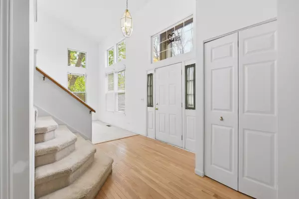 Lindenhurst, IL 60046,684 N Autumn Circle