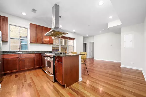 Chicago, IL 60618,3551 W Belle Plaine Avenue #2