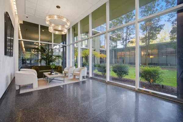 Skokie, IL 60077,9655 WOODS Drive #1304