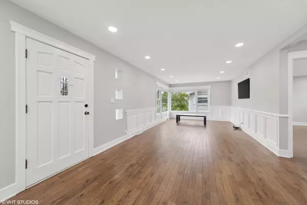 Downers Grove, IL 60516,932 60th Place