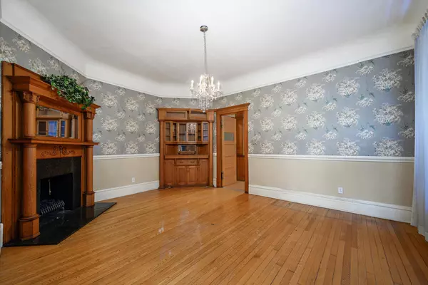 Chicago, IL 60657,548 W Oakdale Avenue