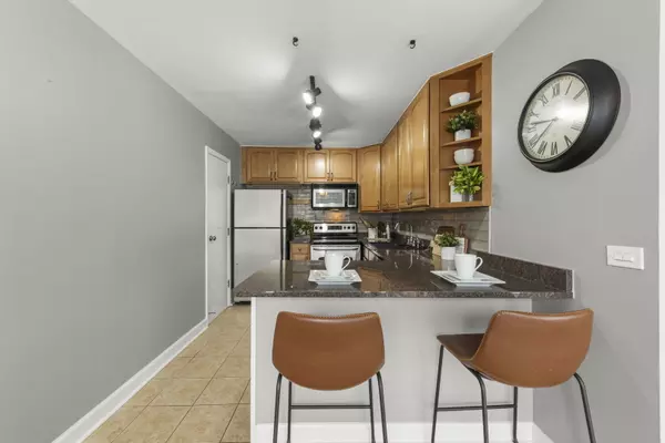 Lisle, IL 60532,6008 LAKE E Drive #1A