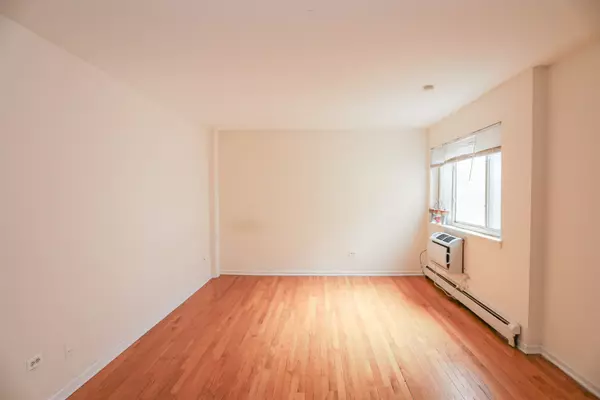 Chicago, IL 60640,1055 W Catalpa Avenue #211