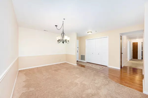 Indian Head Park, IL 60525,127 Acacia Circle #304