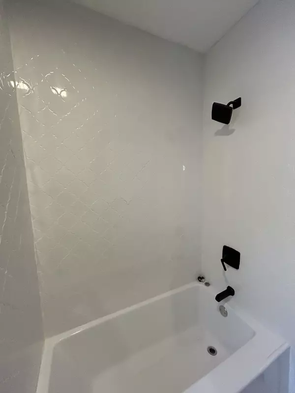 Chicago, IL 60651,5915 W Iowa Street