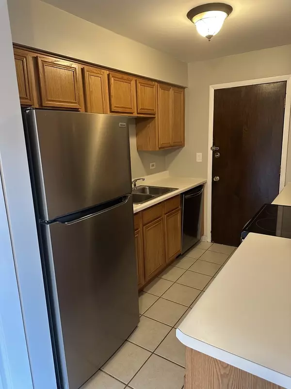 Crestwood, IL 60418,5728 128th Street #3A