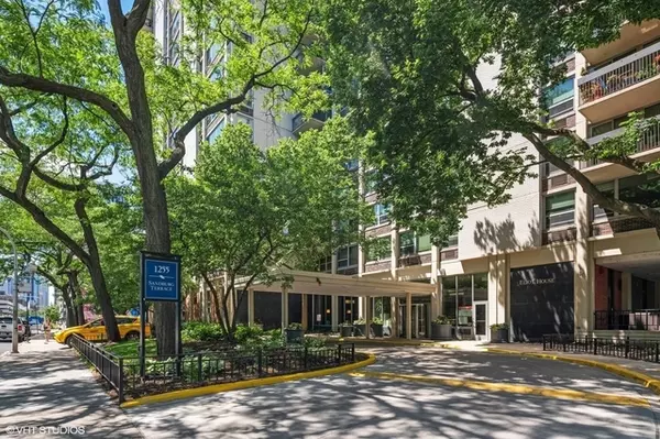 Chicago, IL 60610,1255 N Sandburg Terrace #1707