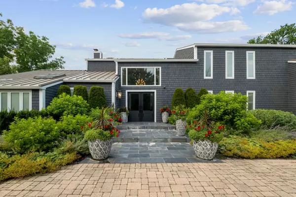 620 W Old Elm Road, Lake Forest, IL 60045