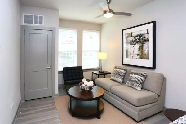 Schaumburg, IL 60173,700 E Algonquin Road #2204