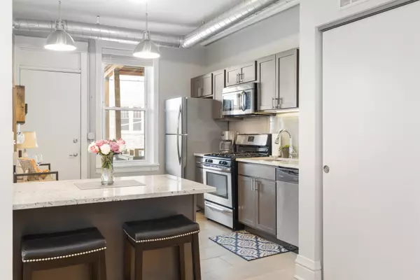 Chicago, IL 60613,846 W Sheridan Road #1R