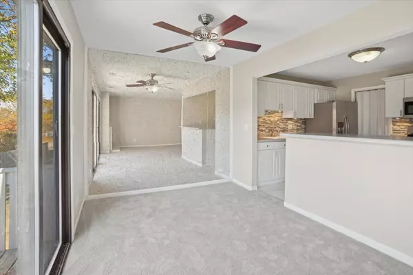 Schaumburg, IL 60193,220 Hawthorne Court #B2