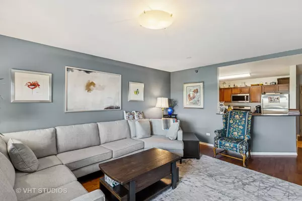 Palatine, IL 60067,390 W Mahogany Court #606