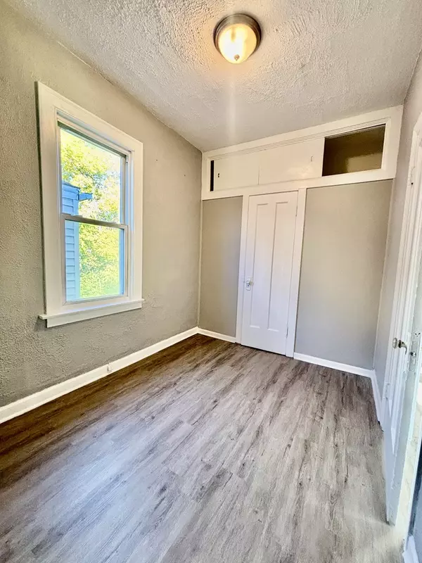 Chicago, IL 60617,9737 S Avenue N #2R