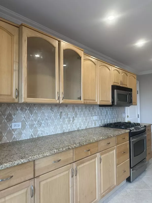 Palatine, IL 60074,2024 N Old Hicks Road #B6