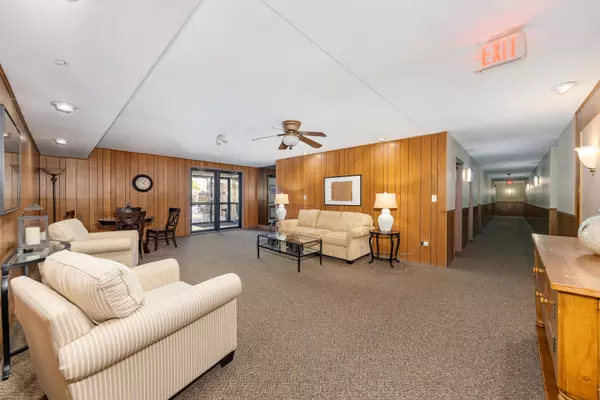 Darien, IL 60561,7525 Nantucket Drive #210