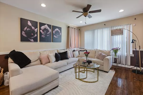 Chicago, IL 60617,8225 S MANISTEE Avenue