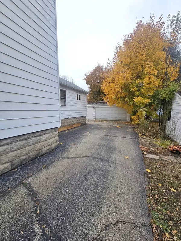 West Dundee, IL 60118,211 Edwards Avenue #1