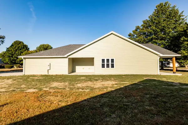 Findlay, IL 62534,104 E North 2nd Street