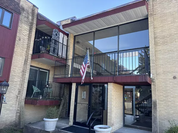 787 Wilson Avenue #10, Glen Ellyn, IL 60137