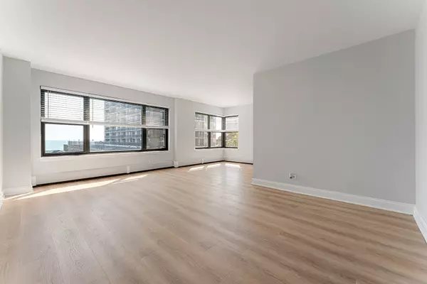 Chicago, IL 60660,5858 N SHERIDAN Road #402