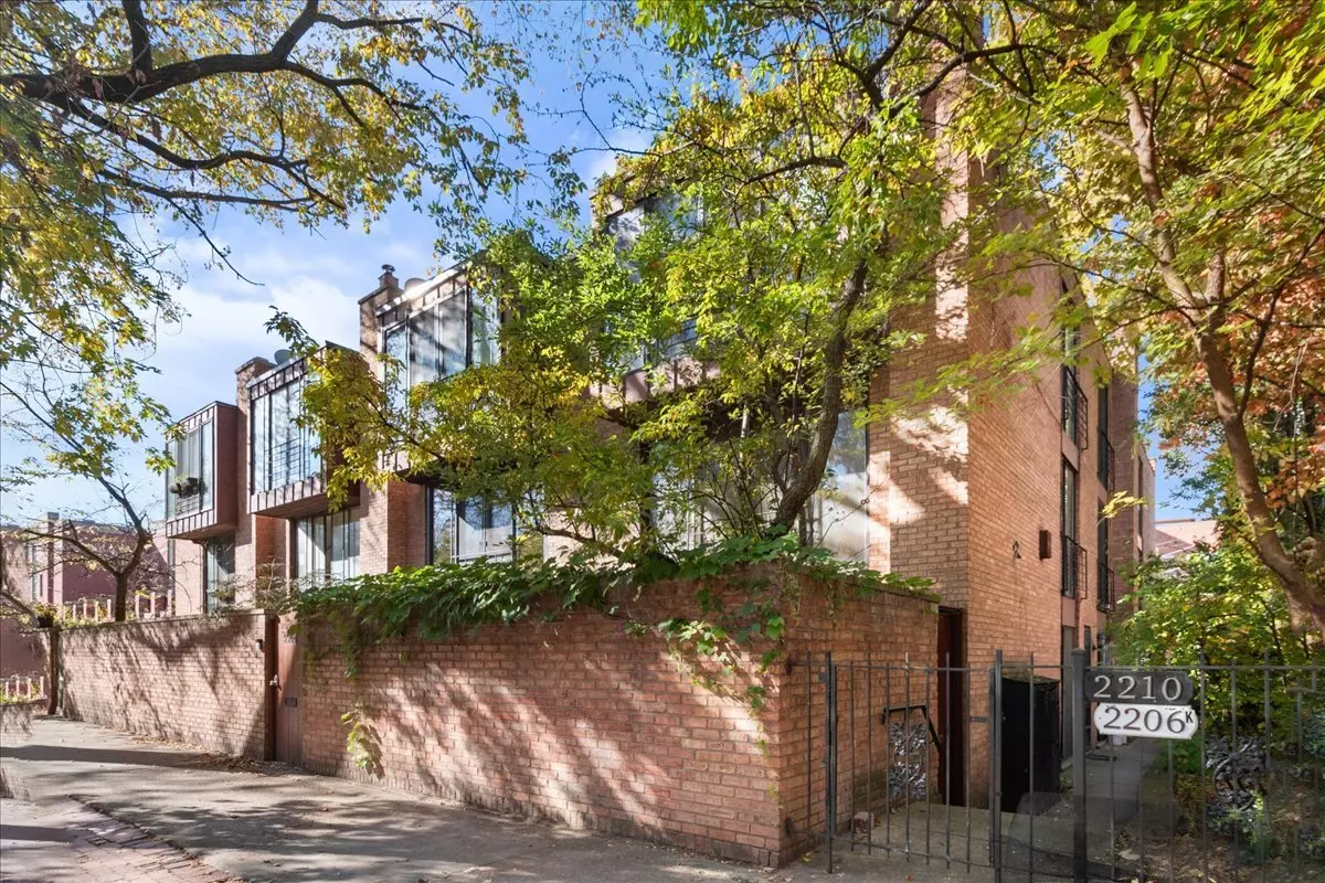 Chicago, IL 60614,2208 N Burling Street
