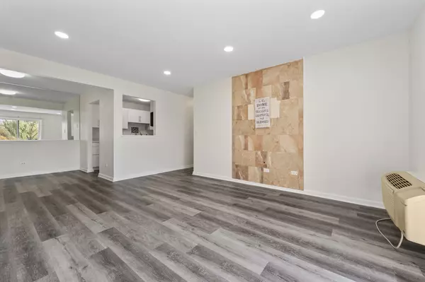 Vernon Hills, IL 60061,900 N Lakeside Drive #1A