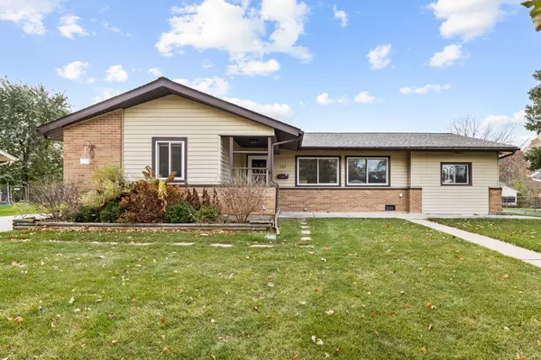 940 Victoria Lane, Elk Grove Village, IL 60007