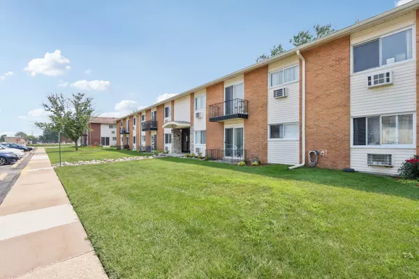 Des Plaines, IL 60016,8916 Kenneth Drive #1E