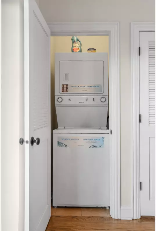 Chicago, IL 60618,2117 W Irving Park Road #2R