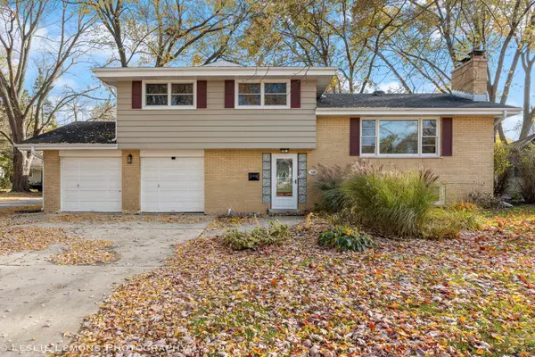 320 Elmwood Drive, Naperville, IL 60540