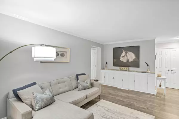 Schaumburg, IL 60193,1256 Plum Tree Court #D1