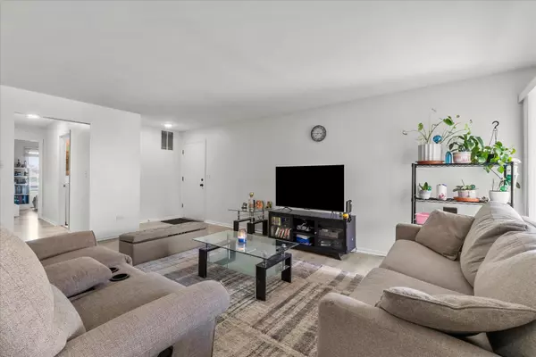 Schaumburg, IL 60193,1518 Harbour Court #A1