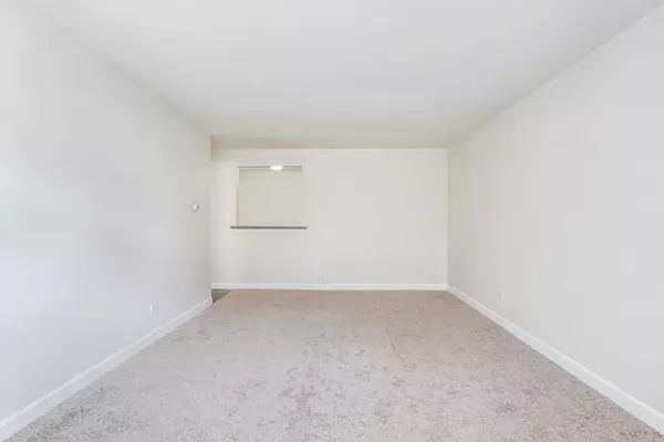 Wheaton, IL 60187,1039 college Avenue #2E