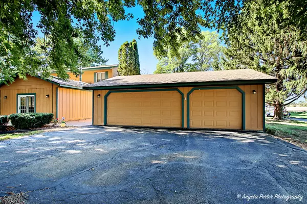 Capron, IL 61012,15758 County Line Road