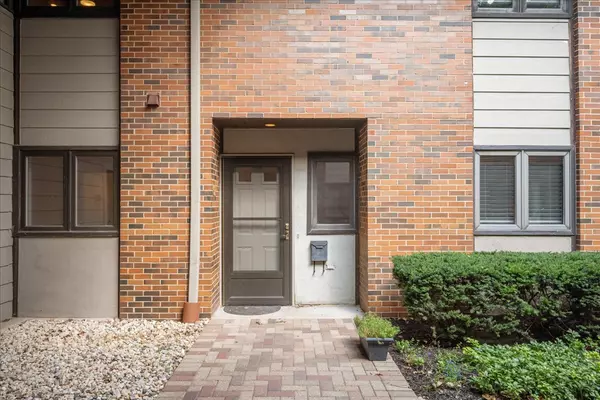 Lake Bluff, IL 60044,62 E Center Avenue #62