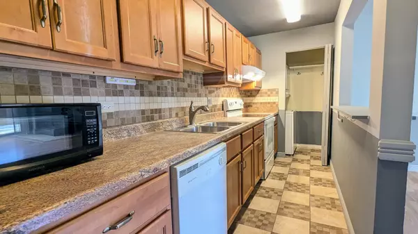 Palatine, IL 60074,1965 N Hicks Road #107