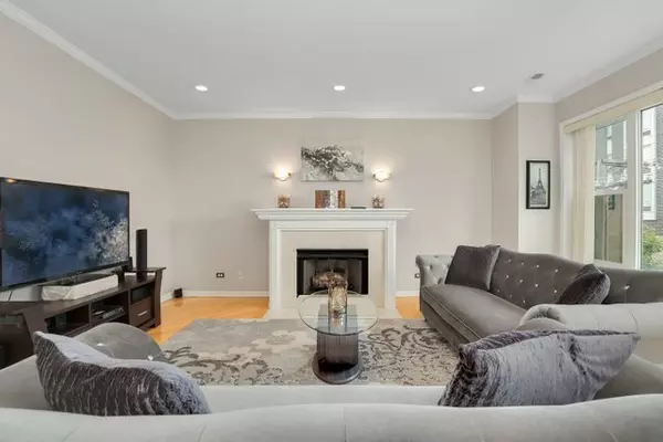 Chicago, IL 60615,4714 S Evans Avenue #3N