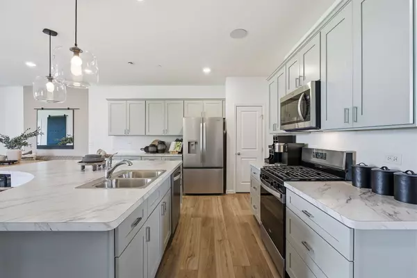 Hoffman Estates, IL 60169,2003 Kensington Lane #01004