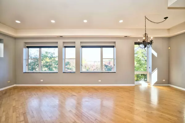 Chicago, IL 60618,2317 W WOLFRAM Street #515