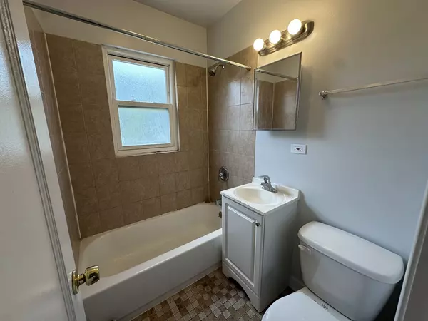 Chicago, IL 60626,7027 N Glenwood Avenue #2S