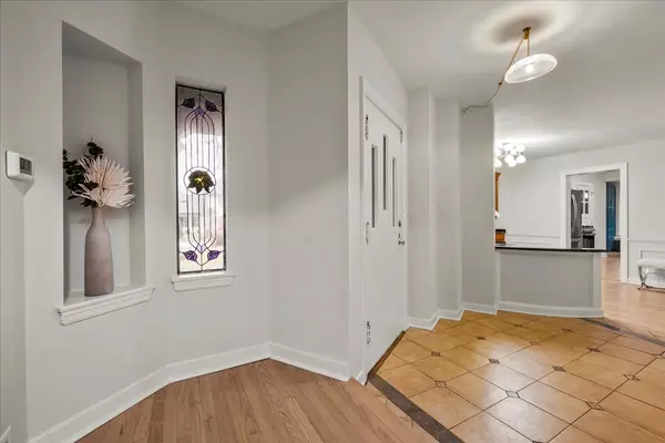 Glenview, IL 60025,1553 Hawthorne Lane