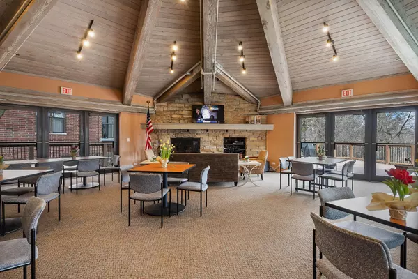 Naperville, IL 60540,511 Aurora Avenue #416