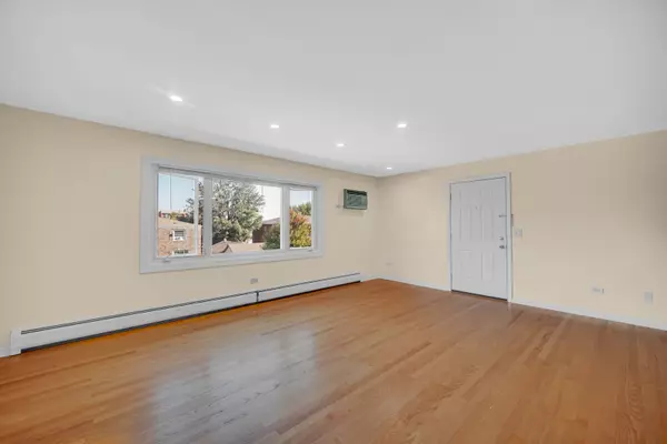 Des Plaines, IL 60016,1211 Brown Street #3B