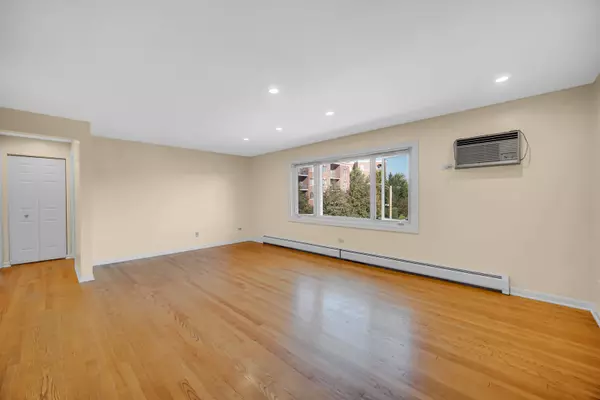 Des Plaines, IL 60016,1211 Brown Street #3B