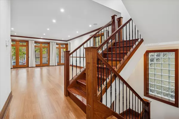 Chicago, IL 60657,1745 W Cornelia W Avenue