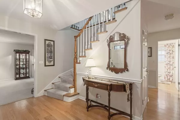 Arlington Heights, IL 60004,2407 N Hickory Lane